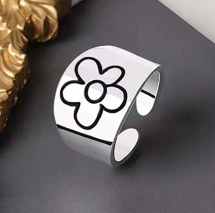 Glossy Daisy Ring